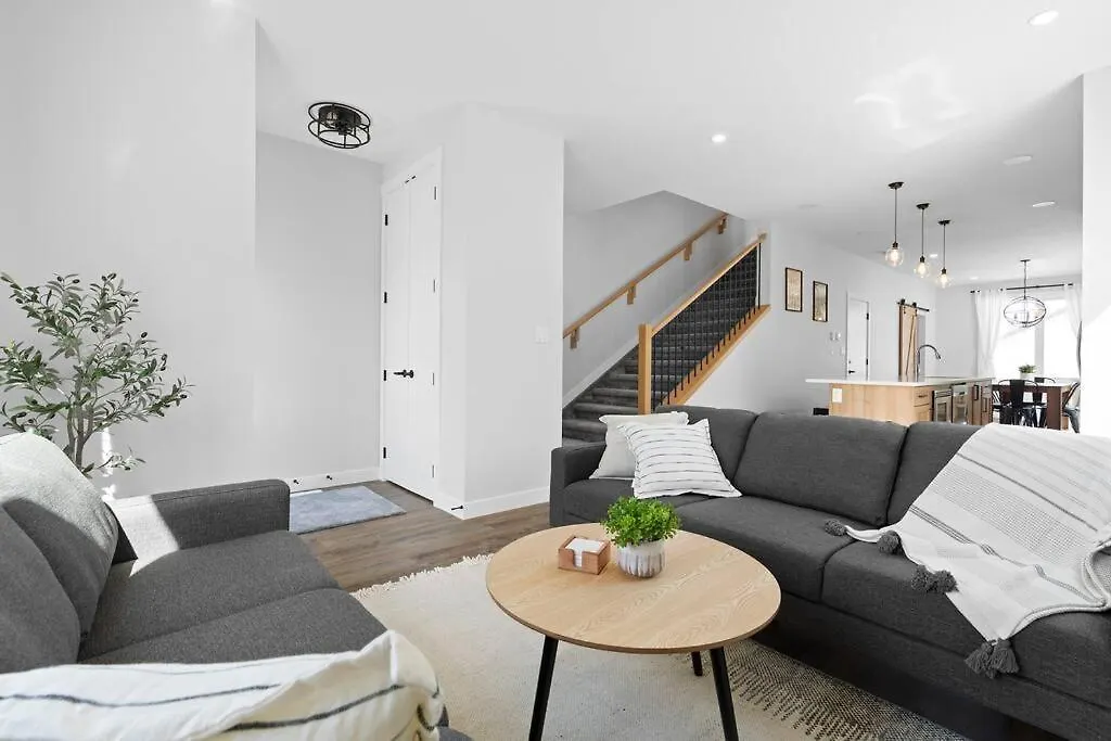 Modern Luxury Home - King Bed•Arcade•Wem•A/C 에드먼턴 0*,  캐나다