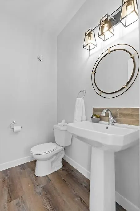 Modern Luxury Home - King Bed•Arcade•Wem•A/C Edmonton Holiday home