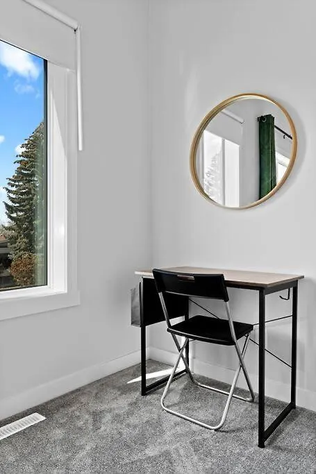 Modern Luxury Home - King Bed•Arcade•Wem•A/C Edmonton Holiday home
