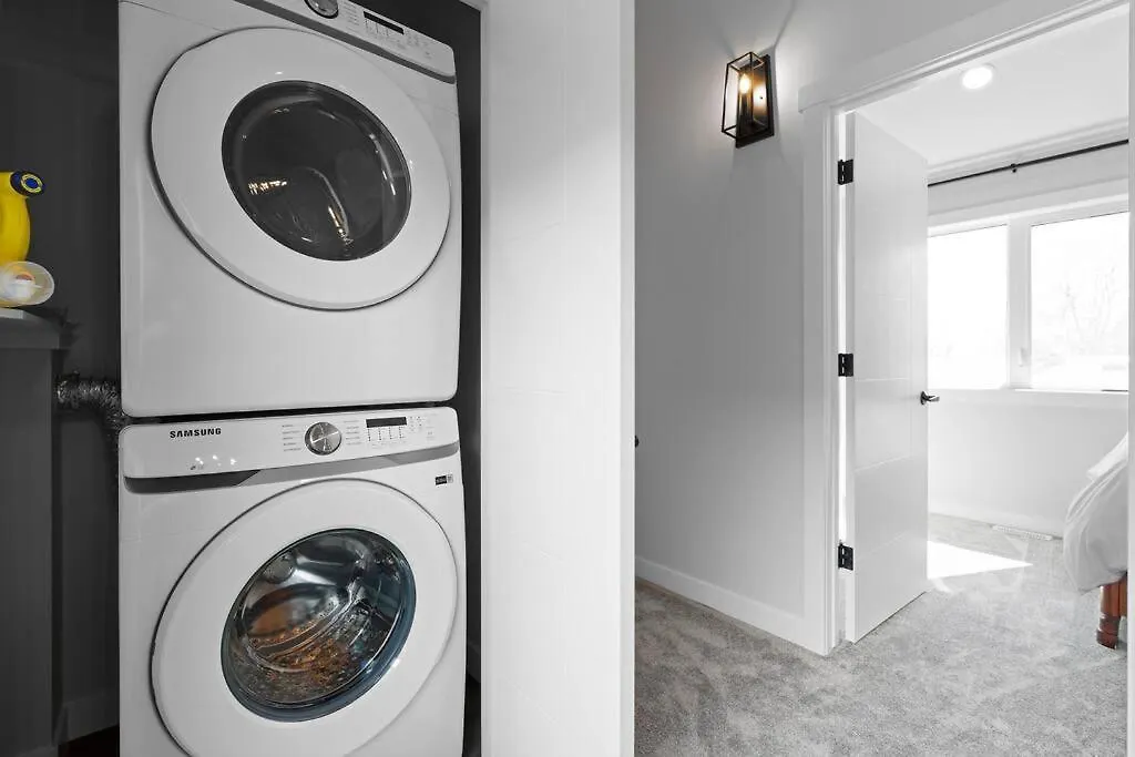 Modern Luxury Home - King Bed•Arcade•Wem•A/C Edmonton Holiday home