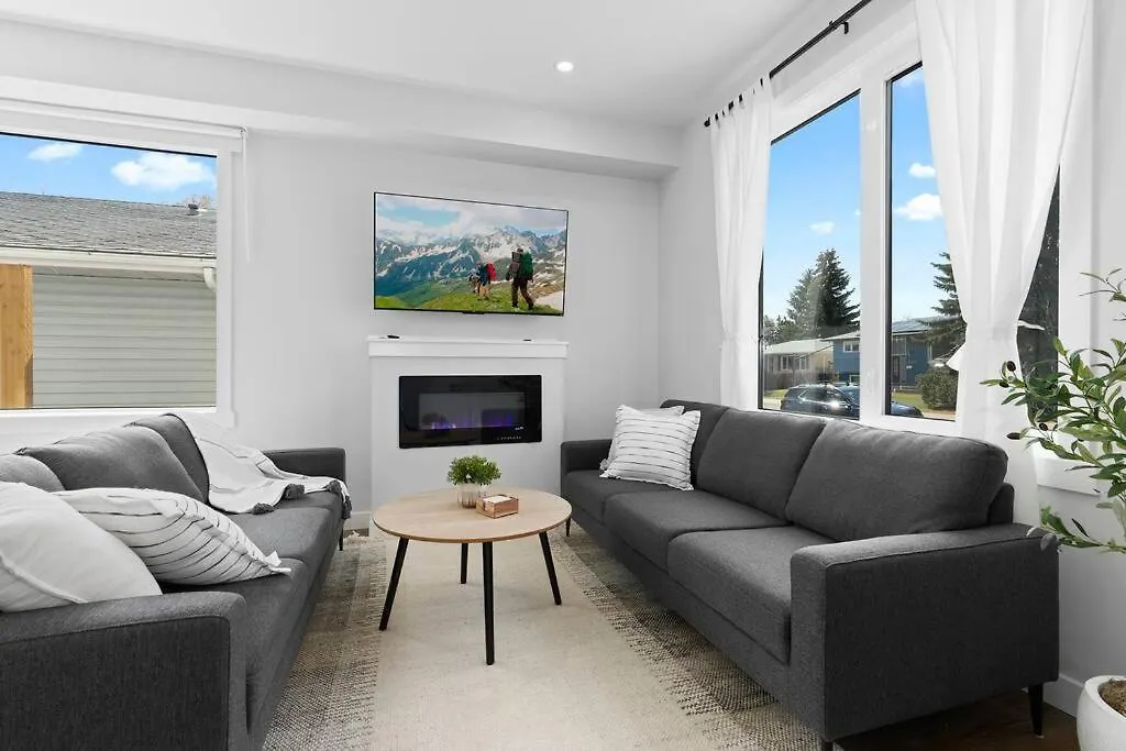 Modern Luxury Home - King Bed•Arcade•Wem•A/C Edmonton Holiday home